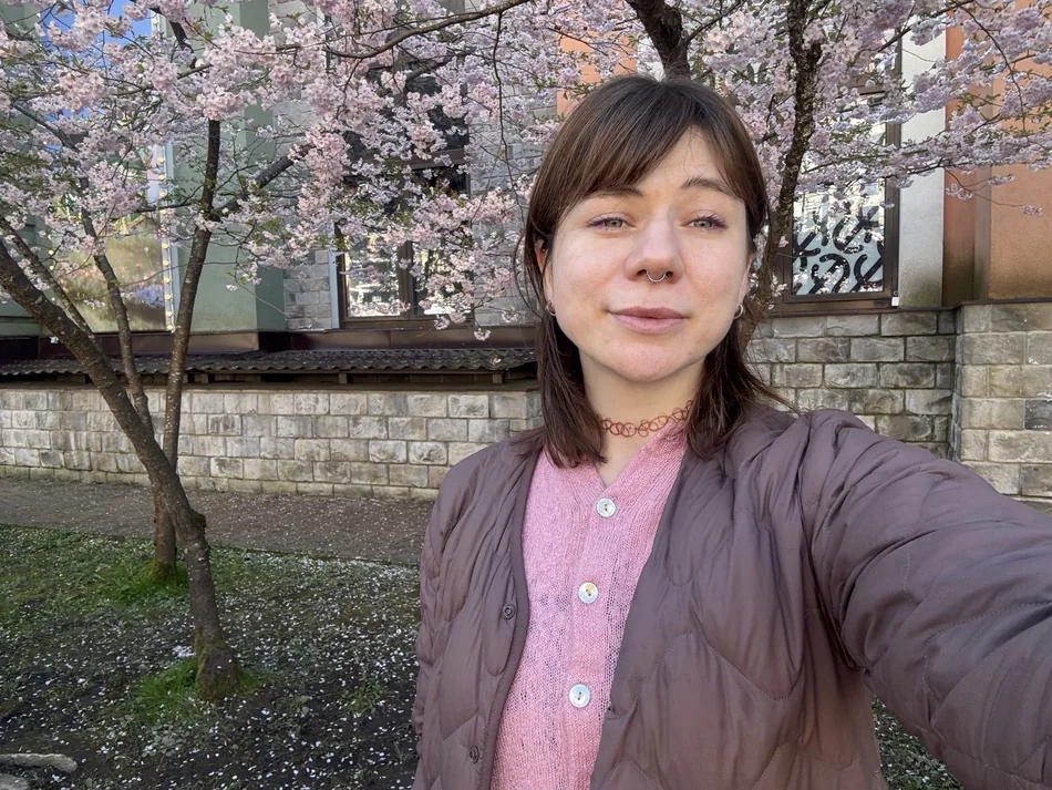 Света на фоне цветущей сакуры